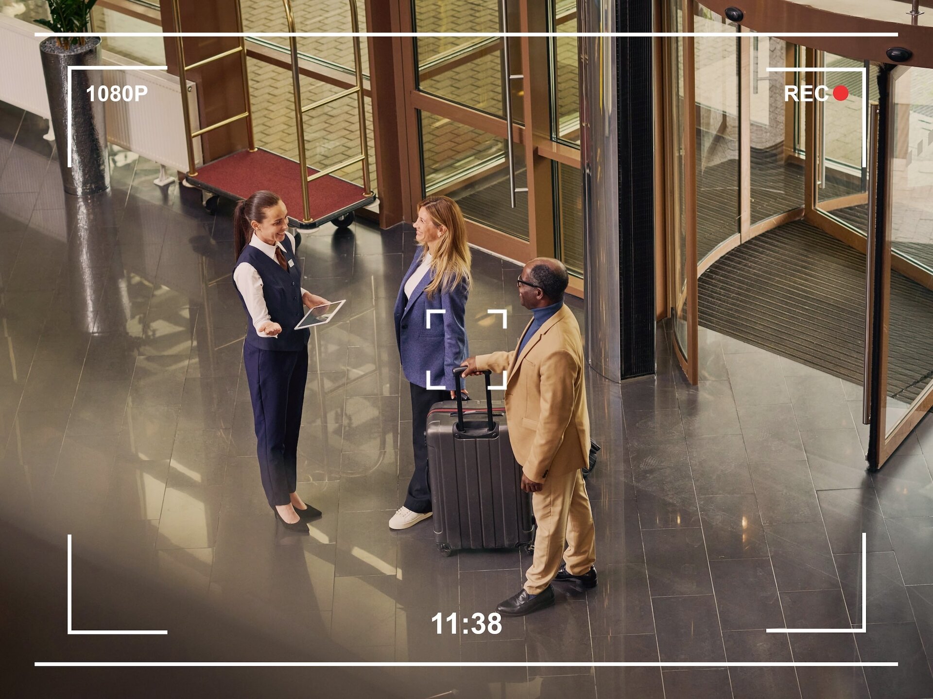 Kamerabild im Hoteleingang. Paar checkt per Tablet ein. Zuverlässige Erfassung aller Vorfälle und einfache Steuerung.